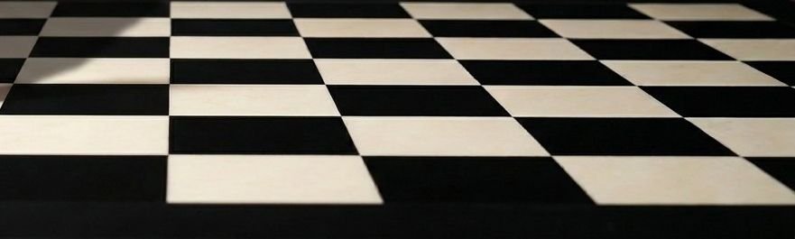 Ein schwarz-weisses Schachbrett, von vorne gesehen